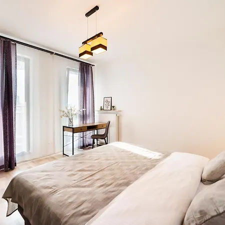 Praga Delightful By Bookinghost Warschau