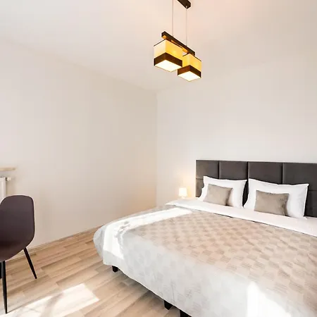 Praga Delightful By Bookinghost ורשה