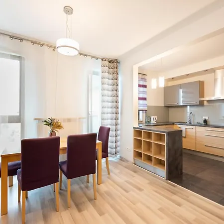 Praga Delightful By Bookinghost 바르샤바