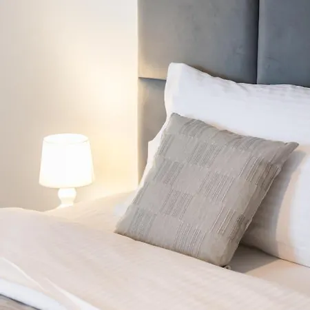 Praga Delightful By Bookinghost * ורשה